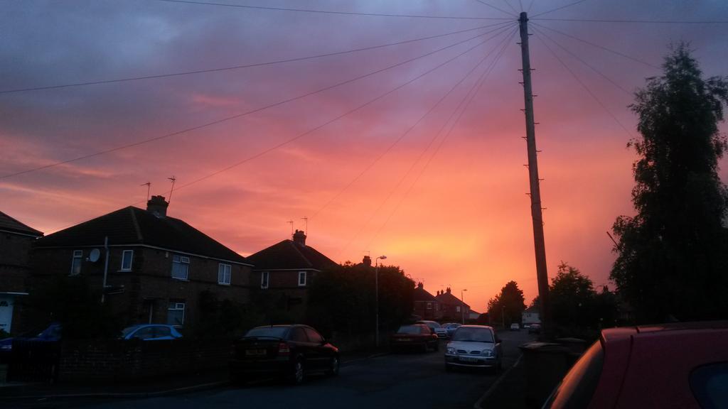 Steffidoll's tweet photo. Amazing sunset tonight in market weighton @looknorthBBC @PockPost http://t.co/R3eqH9gpEm