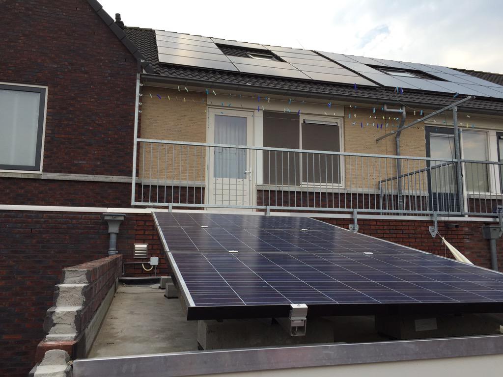 PieterHarmsipma's tweet photo. Vorig jaar 13 #zonnepanelen geplaatst op #Urk vandaag uitgebreid met nog eens 3 panelen @DamstraDriezum http://t.co/Y303PKYAAr