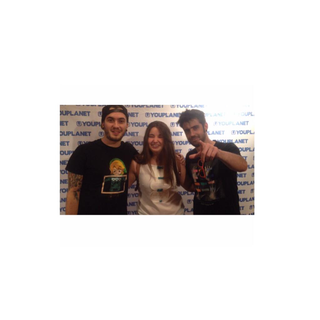 andre_smailing's tweet photo. Hoy mientras conocía a estos cracks 😜💪🏻@Wismichu @auronplay gracias... http://t.co/v8IVVkKMZA