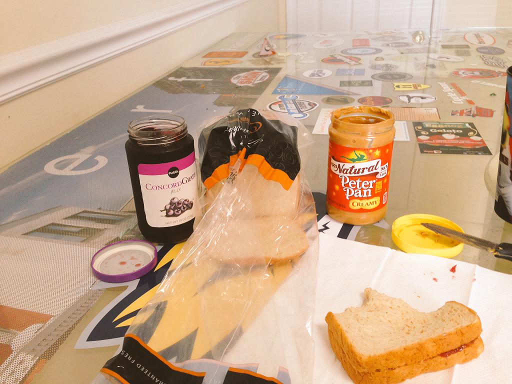 wisechronicles's tweet photo. Thursday lunch=peanut paste and crushed grapes between two slices of baked wheat with a dab of honey.  #keepitsimple http://t.co/3Q969LO87S