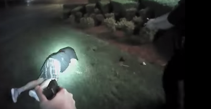 telediariomty's tweet photo. #VIDEOEXPLICITO
Policía mata de 12 disparos a hombre que intenta robar cervezas; http://t.co/Hohekjs37g http://t.co/WIRLDdoztc