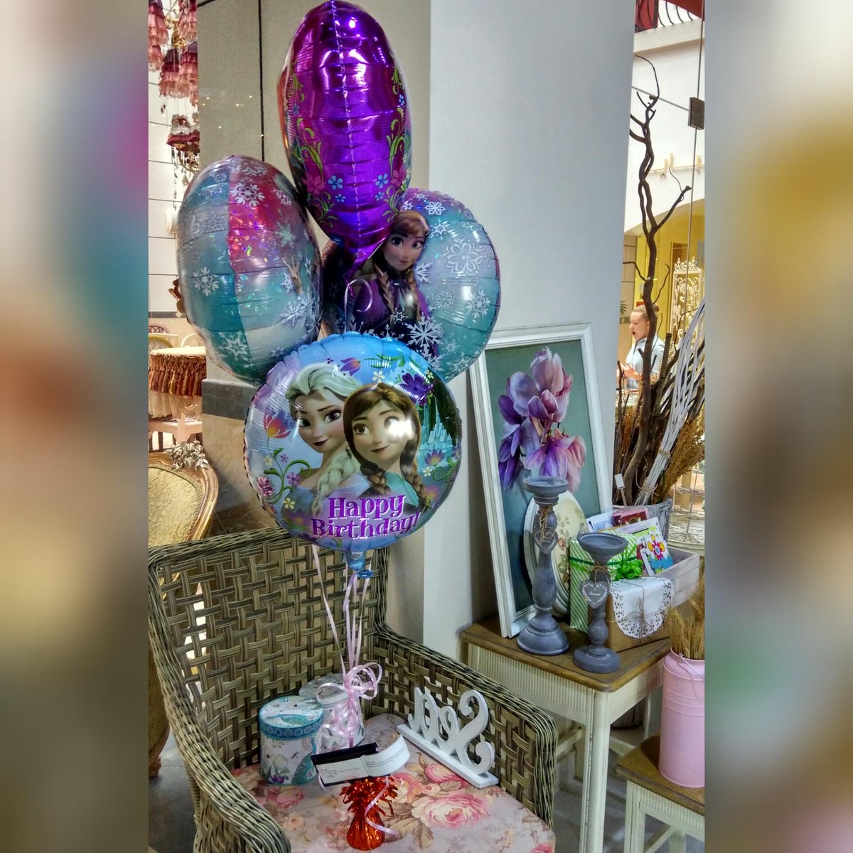 BalloonsUAE's tweet photo. We are very busy with Frozen balloons! Do you know someone who loves everything Frozen??
#frozen http://t.co/41zI8jGz2T