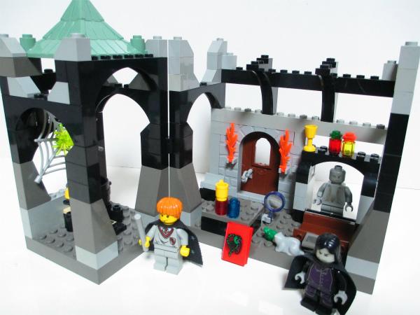 Esta semana en LEGO #TBT: Una clase con el profesor Snape. Set 4705 de #HarryPotter, año 2001.