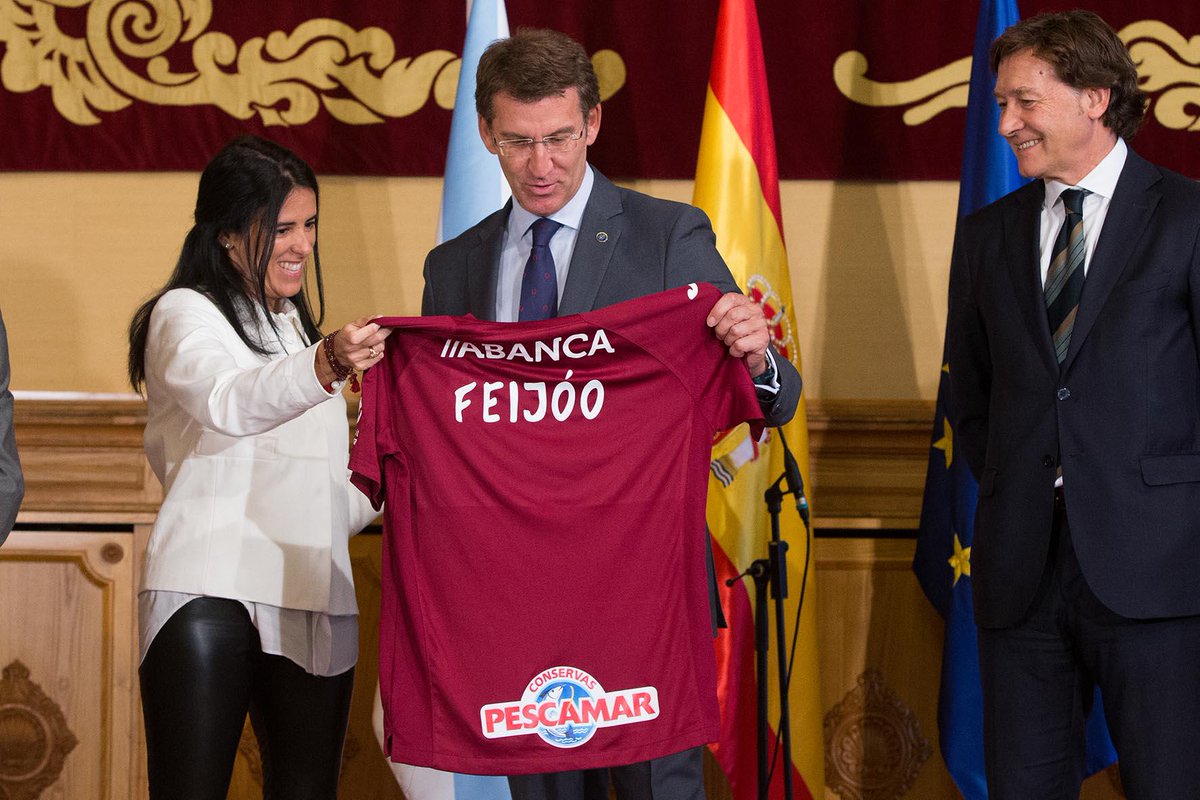 Xunta's tweet photo. Hoxe o presidente da Xunta recibiu o @PontevedraCFSAD, que vén de ascender á Segunda División B. Parabéns! http://t.co/RmiOL3pY45