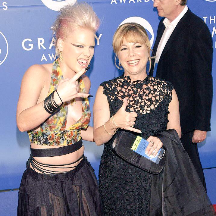 aleciamooreee's tweet photo. @pink and Judy rocking the red carpet 😝 http://t.co/z8PYSVNgIc