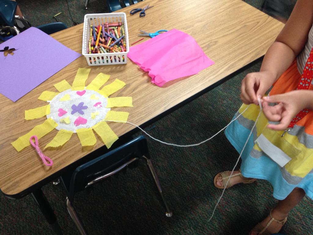 dshelto1's tweet photo. Kindergarten STEM building kites! #PISDPEPII http://t.co/qknwVb5GdK