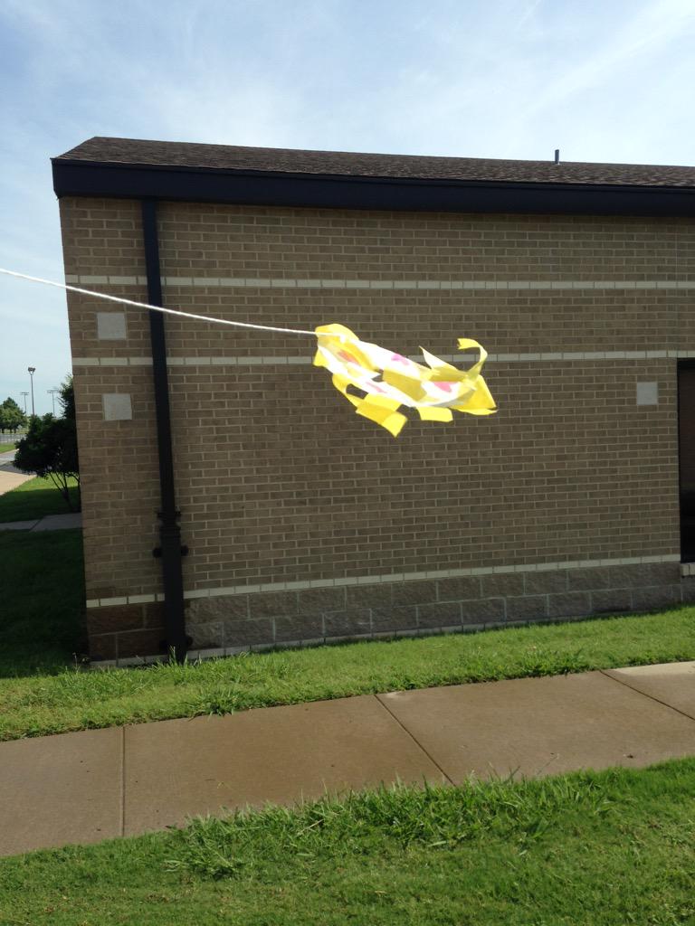dshelto1's tweet photo. Kindergarten STEM building kites! #PISDPEPII http://t.co/qknwVb5GdK