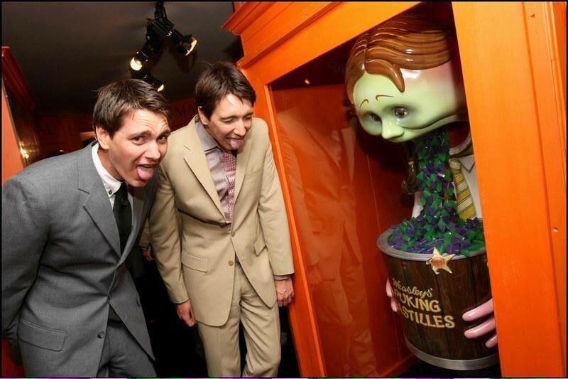SortiWeasleyFR's tweet photo. Con los fundadores @FredAWeasley y @georgefics el día de la inauguración http://t.co/oKgpmd3hMO