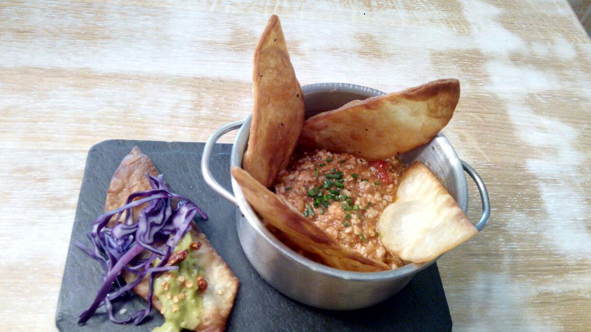ConsentidaALM's tweet photo. Día #mexicano en el mejor bar de #Almería. Acércate y prueba nuestras tapas #picantitas http://t.co/n9Dn40GglI