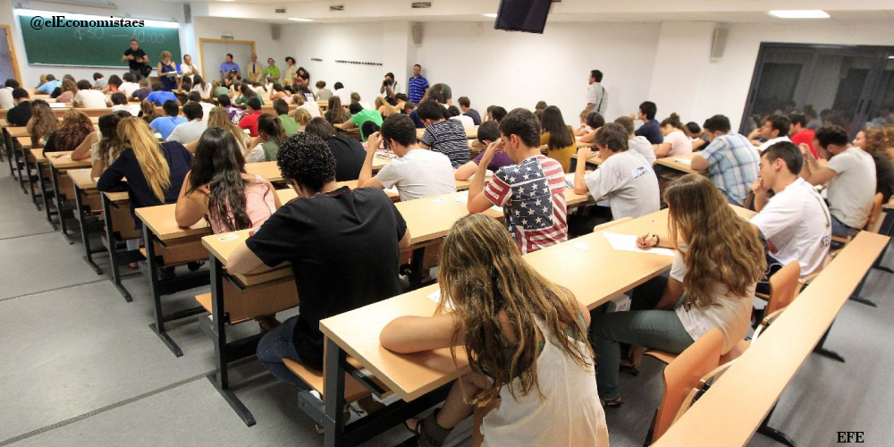 elEconomistaes's tweet photo. 77.000 universitarios han dejado la carrera o renunciado a estudiar desde 2012 por las tasas http://t.co/6QmioKnnpm http://t.co/2f6dIeo2yV