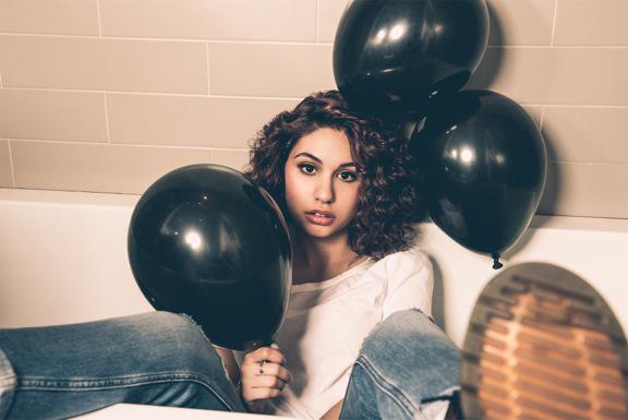 DefJamStreets's tweet photo. #HERE comes @AlessiaCara. Read her feature on @MassAppeal: http://t.co/FXEa8jTneL http://t.co/XInNDrB374