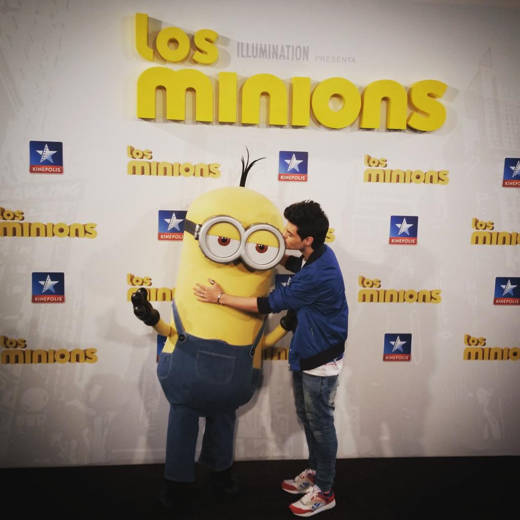 LosMinions's tweet photo. No podía faltar @abrahammateomus en la premiere de #LosMinions! Algunas fans del público están cantando #MellowYellow http://t.co/bzA1VLGPxb