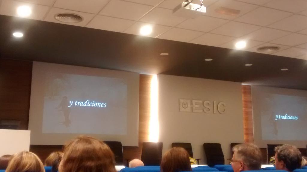 raquelmoraforta's tweet photo. Tradición e innovación no están reñidas. Las #fallas tb son #MarcaEspana #IMAT2015 @mnkrri #ArtistaFallera http://t.co/PxlBPxQiFI