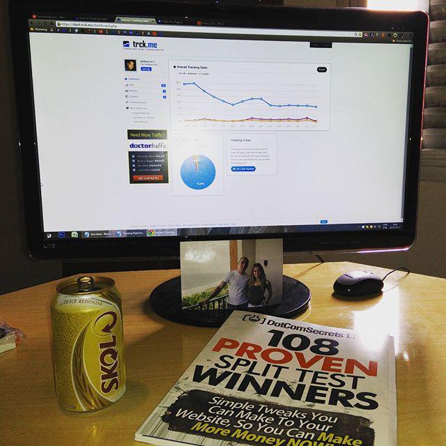 Ed___Perez's tweet photo. Man at work! #homeoffice #laptoplifestyle #learnapplyteach http://t.co/3oCnoYFpsx
