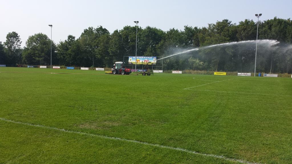 SCCambuurLwd's tweet photo. Nog 23 uur tot de 1e wedstrijd van het seizoen. @vvDTD is druk met het veld bezig! RT als je morgen bij #dtdcam bent. http://t.co/I5PzhrvVDj