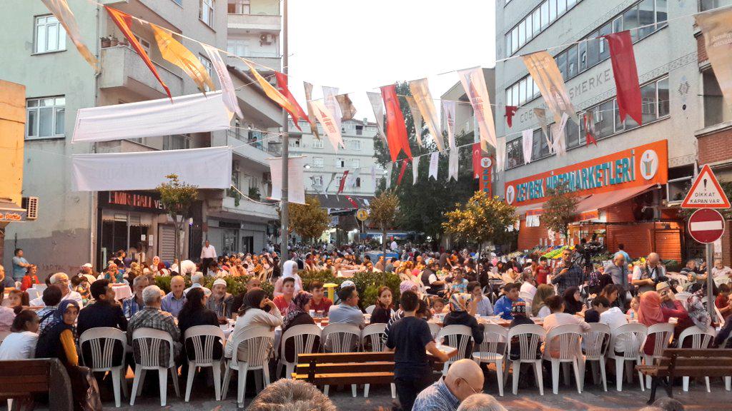 Hasann_KILIC's tweet photo. @BeyogluBld Sokak iftarlarımızda Başkanımız Sn @AhmetMisbah Keçecipiri Mahallelilerimizle @cakmakfatih @selcukhut http://t.co/MJXSi7JkaX