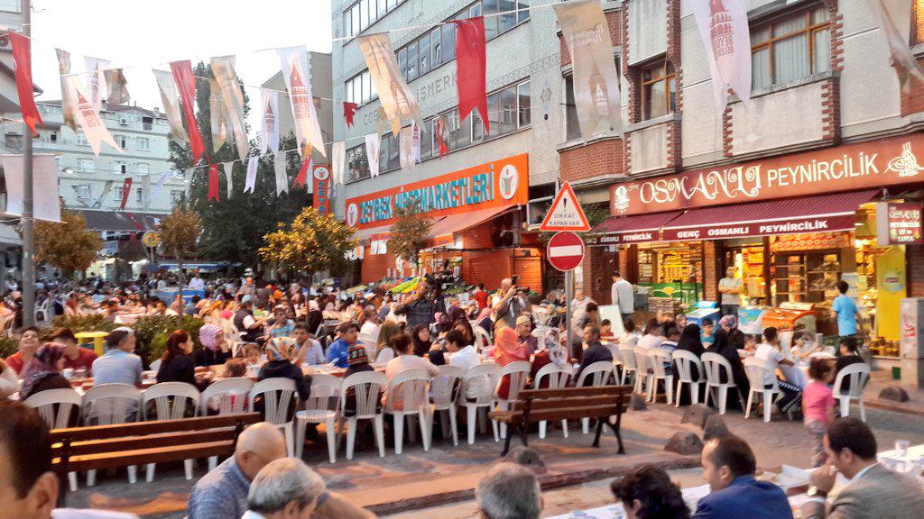 Hasann_KILIC's tweet photo. @BeyogluBld Sokak iftarlarımızda Başkanımız Sn @AhmetMisbah Keçecipiri Mahallelilerimizle @cakmakfatih @selcukhut http://t.co/MJXSi7JkaX