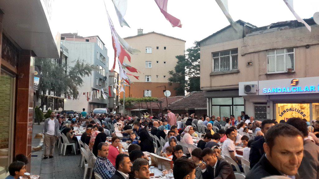 <a href="/BeyogluBld/">Beyoğlu Belediyesi</a> Sokak iftarlarımızda Başkanımız Sn <a href="/AhmetMisbah/">Ahmet Misbah Demircan</a> Keçecipiri Mahallelilerimizle <a href="/cakmakfatih/">Fatih Cakmak🇹🇷</a> <a href="/selcukhut/">Selçuk Hut</a>
