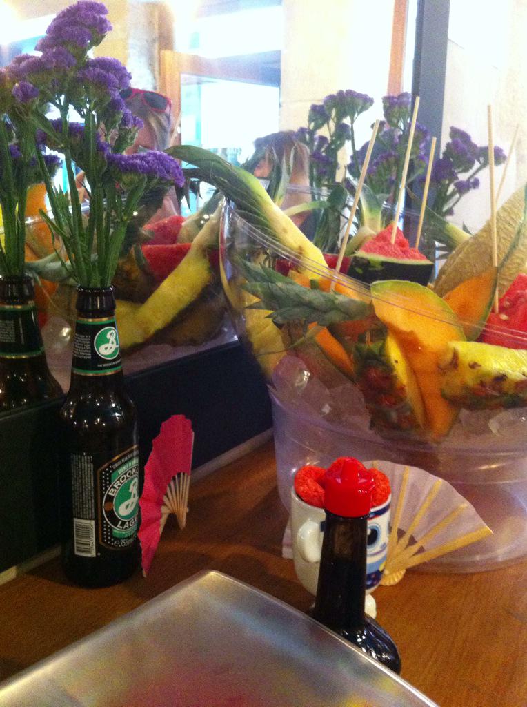 CecileCorrius's tweet photo. Having fun 😜 @pal_paris @melle_louise #palissonnes #fun #biere #punch #jitsurviecanicule #girly #pal #paris http://t.co/nbWwvU8u5E