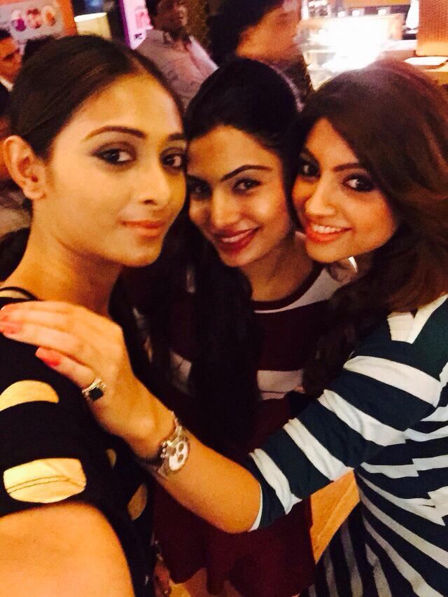 akanksha800's tweet photo. Masti with #CalendarGirls @pyne_satarupa @Avanimodi at #GudduRangeela premier. @sangeetaahir @ManglMurtiFilms http://t.co/G8iFkRhCiI