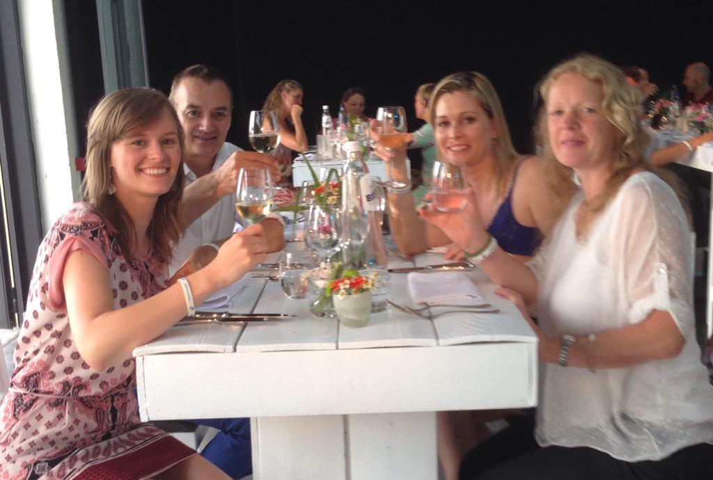 Lieselotte_DW's tweet photo. #TeamPhytosun @OmegaPharma_BE #salesmeeting! 🎉🎉🎉 http://t.co/7cKbPu9Zwv