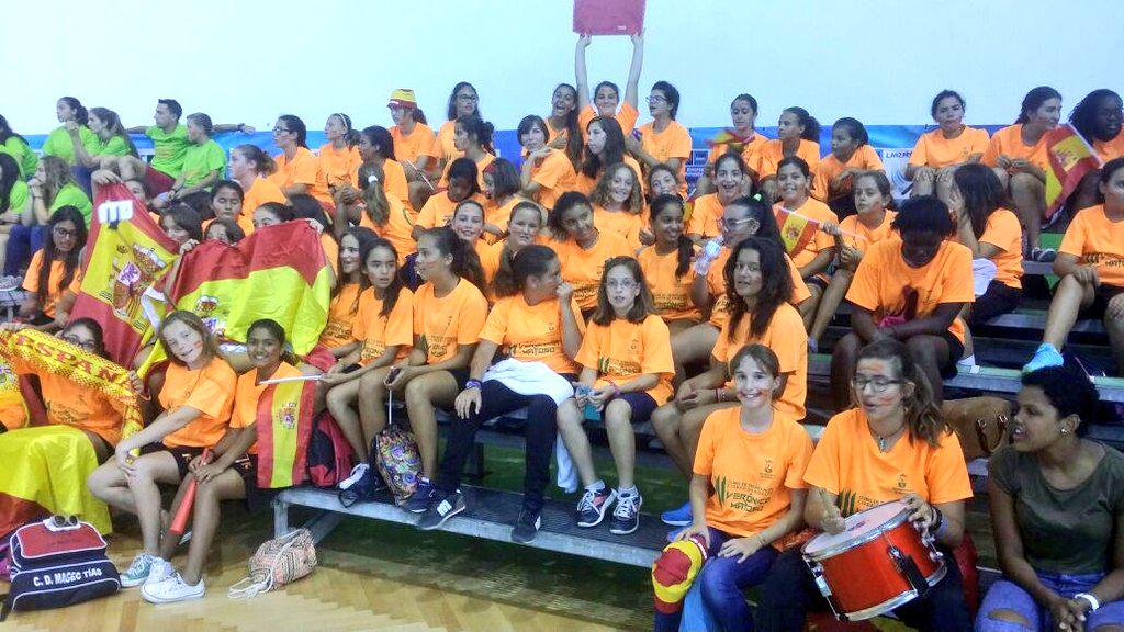 UniversoMujer18's tweet photo. ¡Pedazo de  afición que está apoyando a la #U20F! Valores #UniversoMujer2018 desde pequeñas. 👏👏👏 #U20Lanzarote15 http://t.co/8B52K1693f