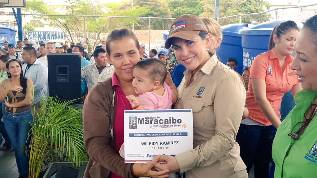 EvelingTrejo's tweet photo. ¡Entregamos a los ciudadanos más de 300 tanques para el almacenamiento de agua! #AlcaldíaActiva http://t.co/wuJ6AKYWRP