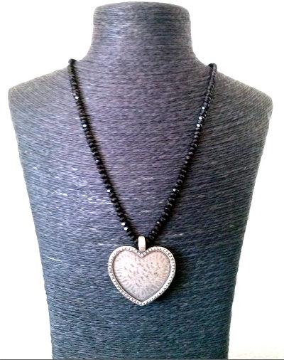 _etereas's tweet photo. Collar cuore en acero bañado en plata y piedrecitas de cristal en negro. [14€] http://t.co/FkMSHDEi06