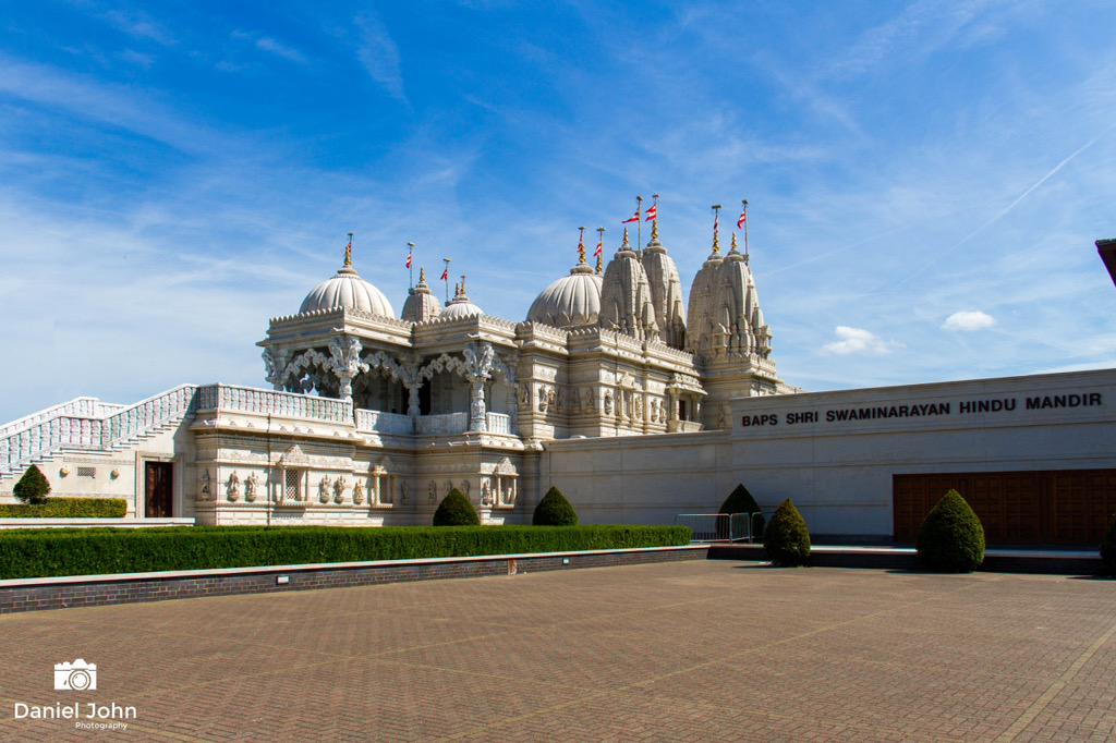 DanJ93's tweet photo. Never of guessed this is the middle of London #neasdontemple #hinduism http://t.co/9PwurXwQNy