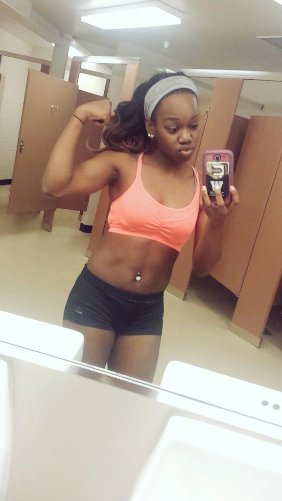 Khalidhaaaa's tweet photo. #Tbt Need to get back to this size, one day after practice. ! #Wmu #WmuTrack http://t.co/sUAv1inkDu