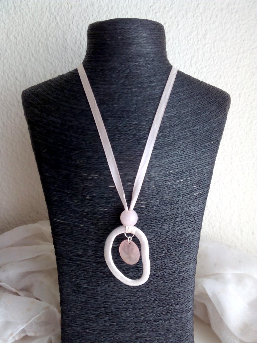 _etereas's tweet photo. Collar en cinta rosa, con mineral de cuarzo rosa, pieza en acero bañado en plata y nácar en color rosa. http://t.co/1onDtAlrT6