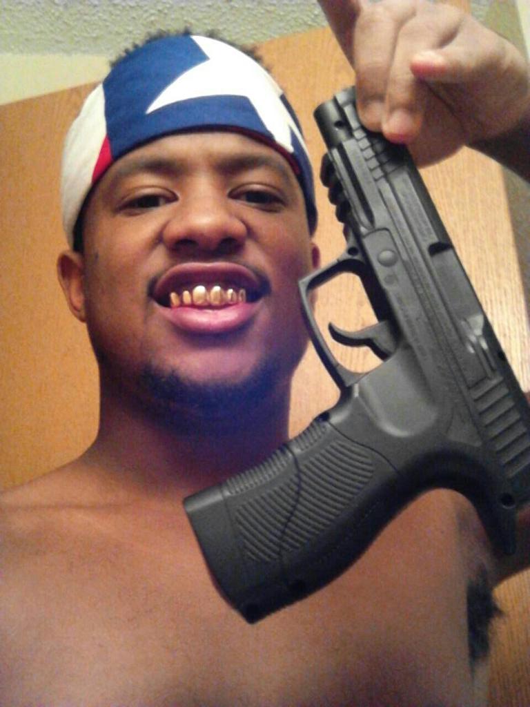 GRIZZLYDatNigga's tweet photo. Run up on me, ima put one in yo dome 👿 #54Boy http://t.co/gEcOt4GGHs