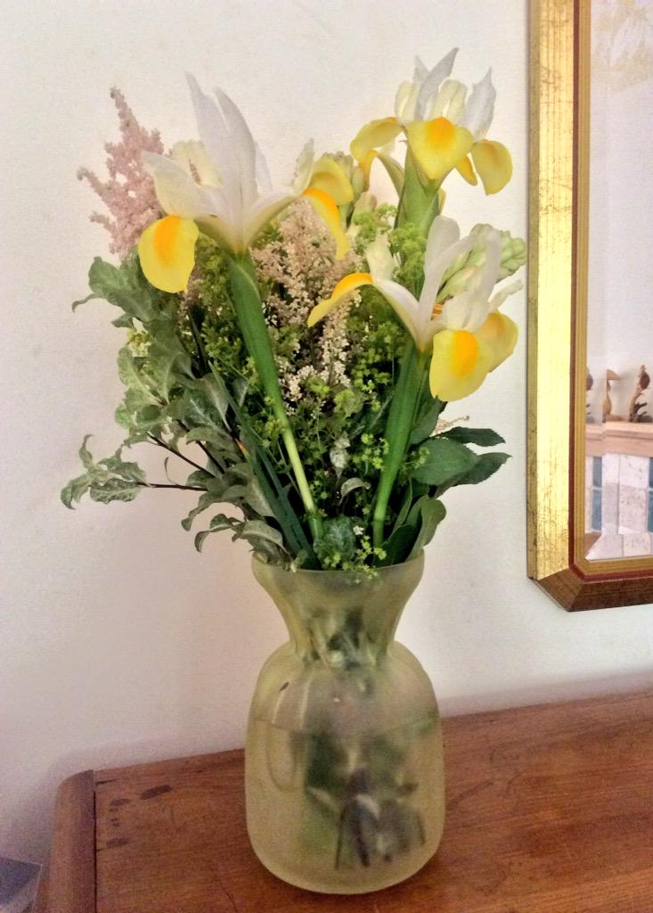 dawnbazely's tweet image. I like 🌳🌻🌾, so am thrilled that our friend, Joanne, opened a new #Roncy flower shop, @WJools. Many stems are local.