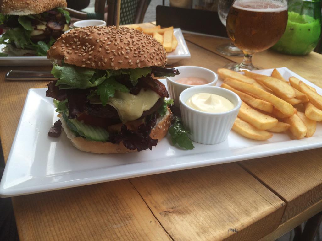 MikevdWoude's tweet photo. Heerlijke burger bij @LudenUtrecht http://t.co/Tvn4ax78FQ