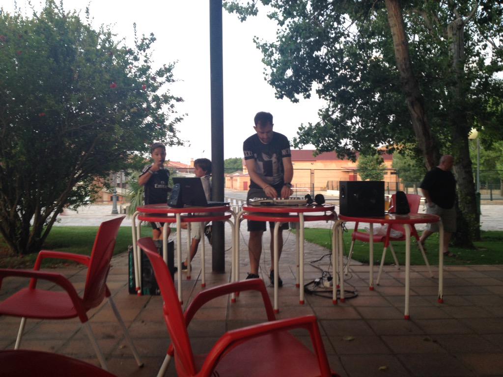 javiersan144's tweet photo. El gran @Victormoron5 abre un Pre-@fardelej improvisado en el parque del cidacos ! Esto empieza!! http://t.co/EzyaXuSgG3