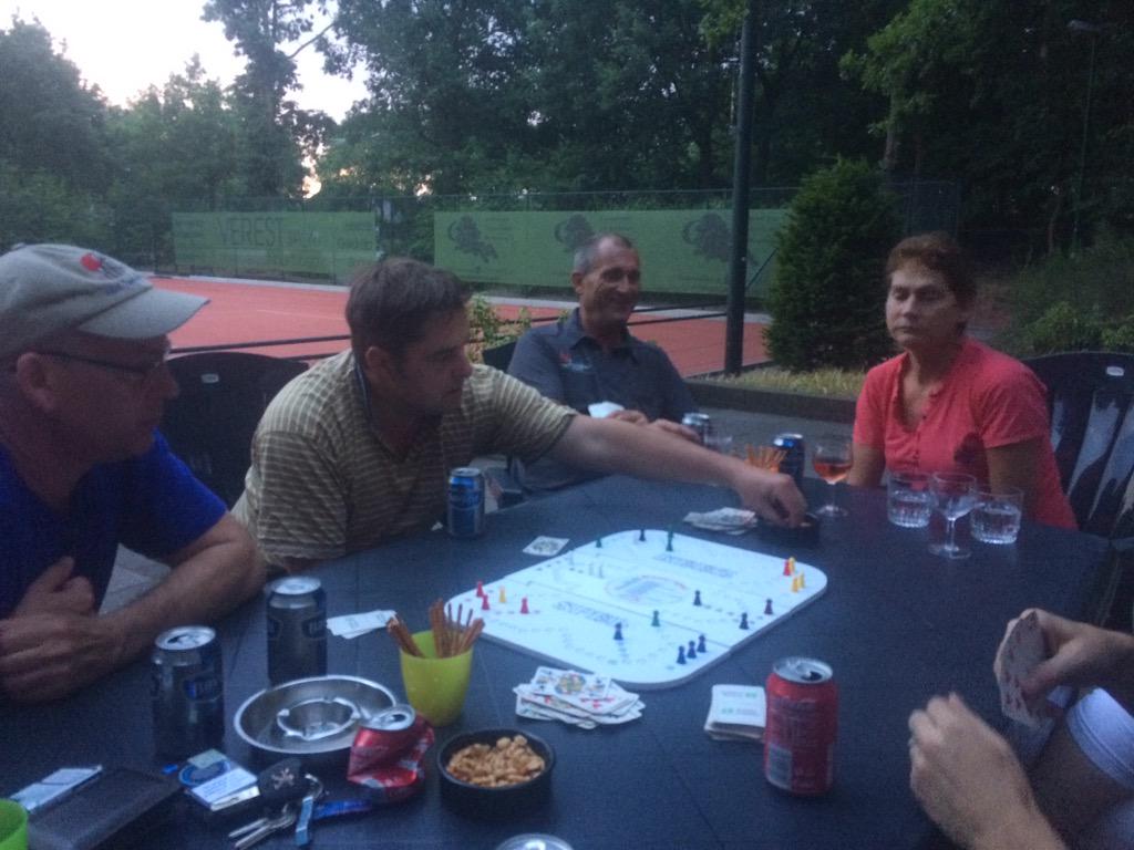 Bij gebrek aan tennis maar een lekker potje Keezen