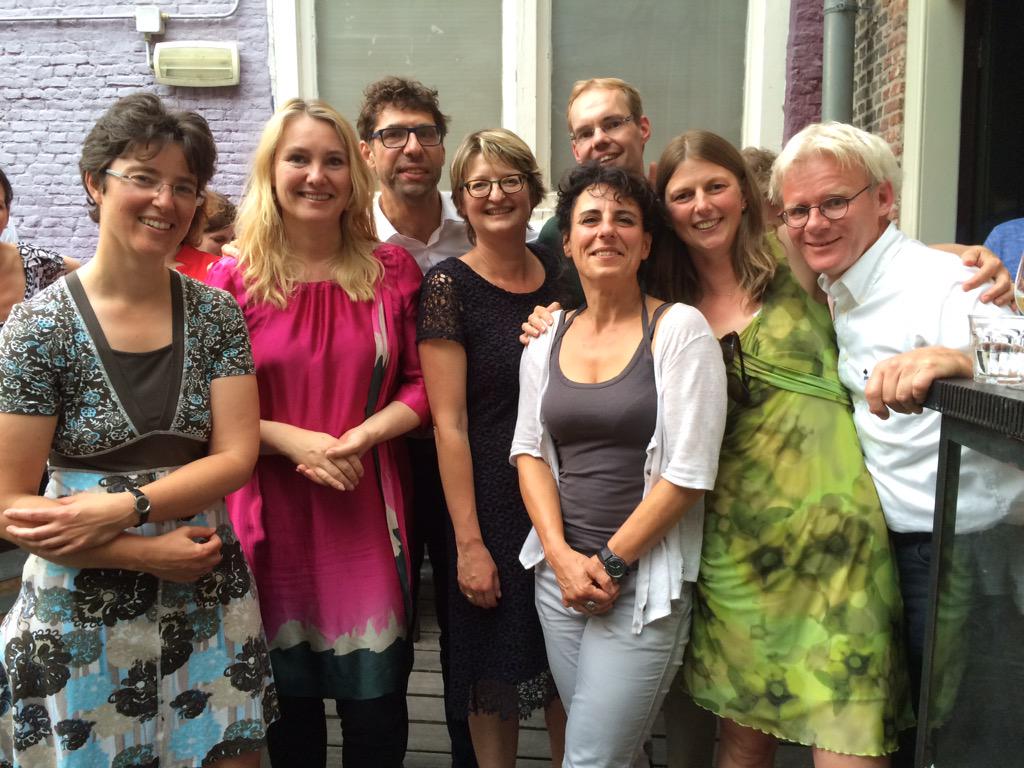 Minister @MelanieSvH met het MT van directie Eenvoudig Beter bij borrel voor nieuwe Omgevingswet. @EenvoudigBeter