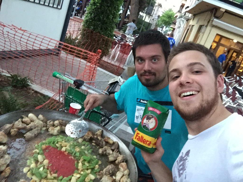 P_AFLM's tweet photo. En festes de Picanya fem paella amb @arrozlafallera #PaellaEmoji @EugeniAlemany http://t.co/Xfk33IUcnY