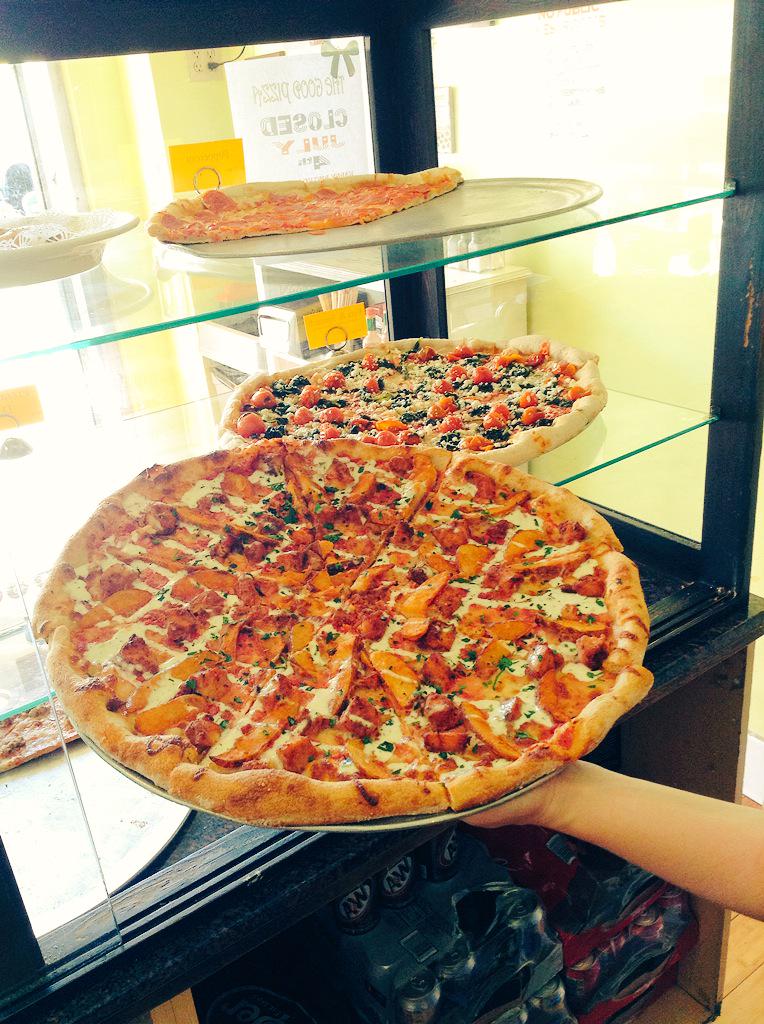 TGP_LAX's tweet photo. Fresh out of the oven fried chicken, potato wedge and ranch dressing pizza!!!!!! Come get a hot slice! http://t.co/jdZLrojJvQ