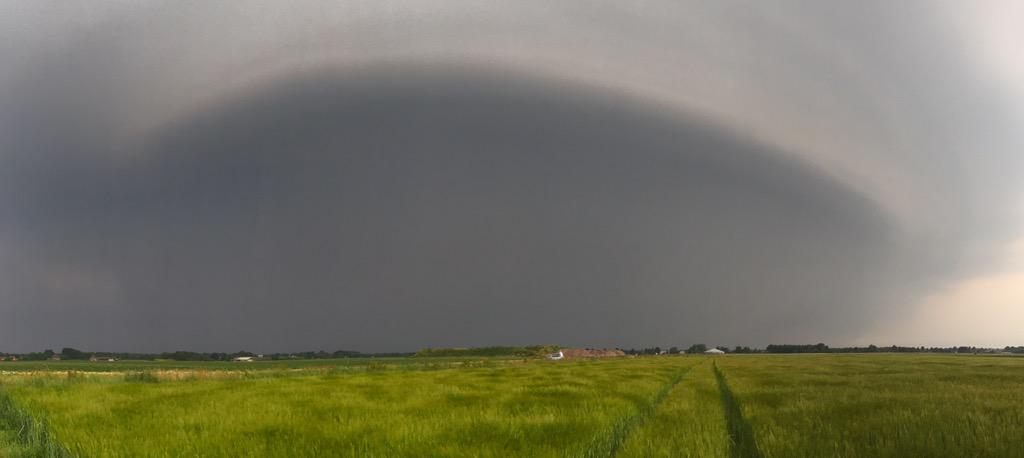 Art_of_thunders's tweet image. Prachtige bow structuur! RT @SteynvAntwerpen Nog voordat het onweer op enige afstand zat. #onweer #bowecho #Drenthe