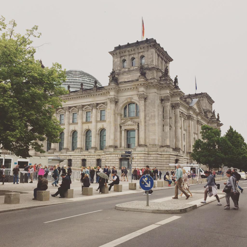 _zeynepcakir's tweet photo. Reichstag Berlin | Interesting how people are sitting on bollards right next to the road #GlobalGems @RobertsDay1 http://t.co/P4YWE0pEUh