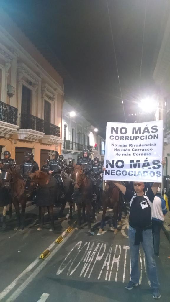 MORENOECU's tweet photo. En estos momentos nos acorralan los policías, esta es tu respuesta pacífica y de alegría? @MashiRafael #yoprotesto http://t.co/dPHziEYDhW