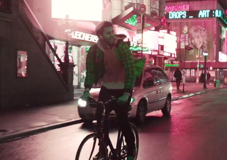 AHipHopStory's tweet photo. J. Cole vendió su Range Rover y utiliza una bicicleta como medio de transporte. http://t.co/CjIUhLsI8w