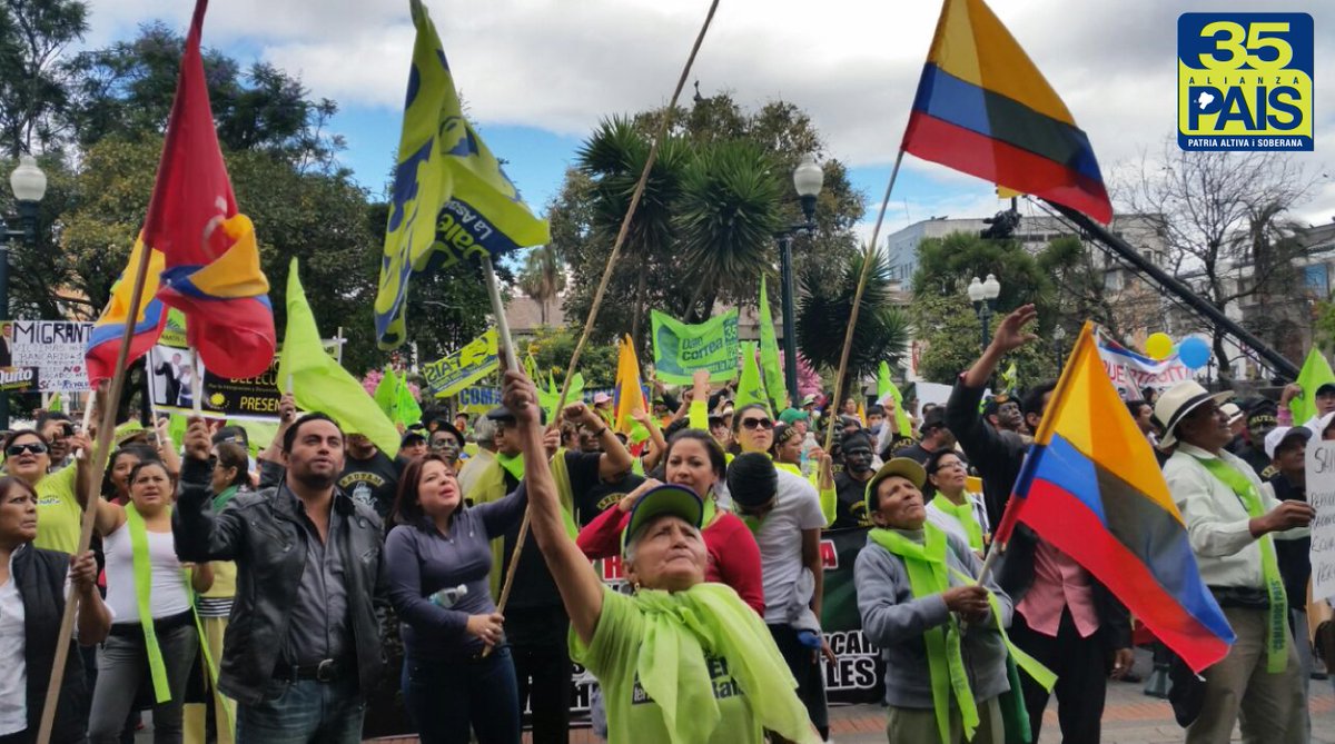 35MOVER's tweet photo. “Tú decides entre el oscuro pasado o esta hermosa Revolución en Democracia” 
#EcuadorPaísDePaz #DefensoresRC http://t.co/OE83vXt9ZY