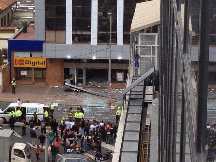 ELTIEMPO's tweet photo. Así se ve el lugar de la explosión en la calle 72 con cra. 10, en Bogotá (foto de @BomberosBogota) http://t.co/wfiEP0UCai
