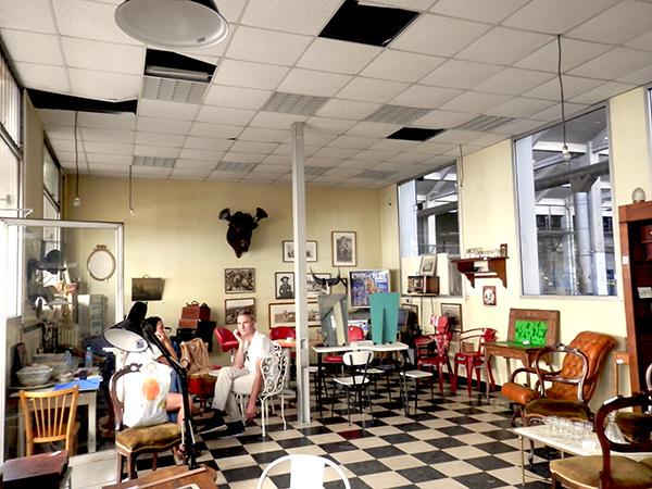 #GroundControlParis,c’est le nouveau bar éphémère de l’été qui a investit un ancien dépôt SNCF bobosvoientdouble.com/2015/07/01/gro…