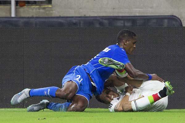 Operasi Tulang Pundak Chicharito Berjalan Sukses bit.ly/1Cen84f