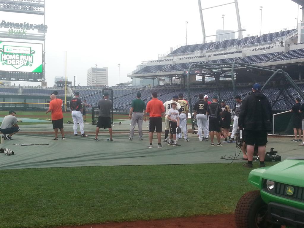 BrianGramling's tweet photo. Many moon shots during BP for @CollegeHRDerby. I'll be part of power-packed telecast tonight 8:30pm ET on ESPN. http://t.co/KFszeU8h7C