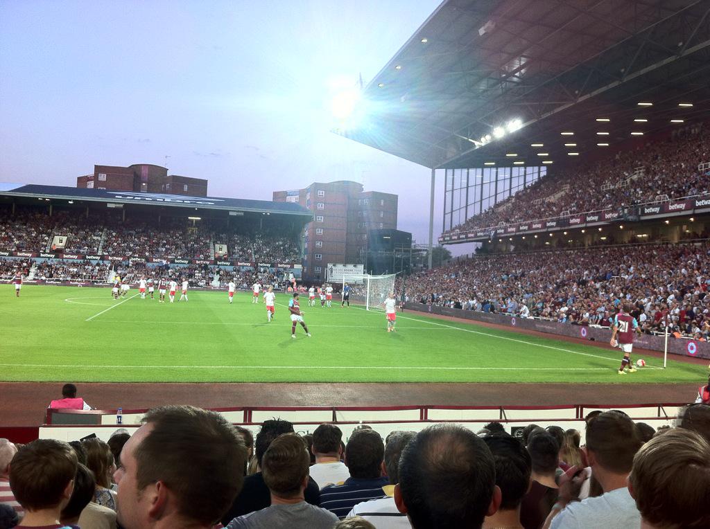 Karl_Hyde's tweet photo. Footballs back 👌 http://t.co/SZEsqGsfR0