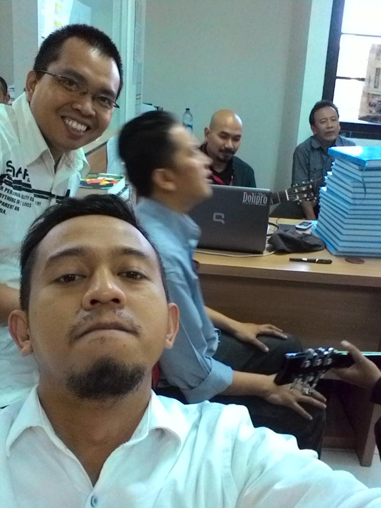 Nyanyi2 habis slsai sidang untk kelulusan mhasiswa <a href="/TelkomUniv_ID/">TelkomUniv_ID</a>